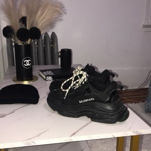 Lightly worn triple s’s only one top lace loop broken. Otherwise perfect